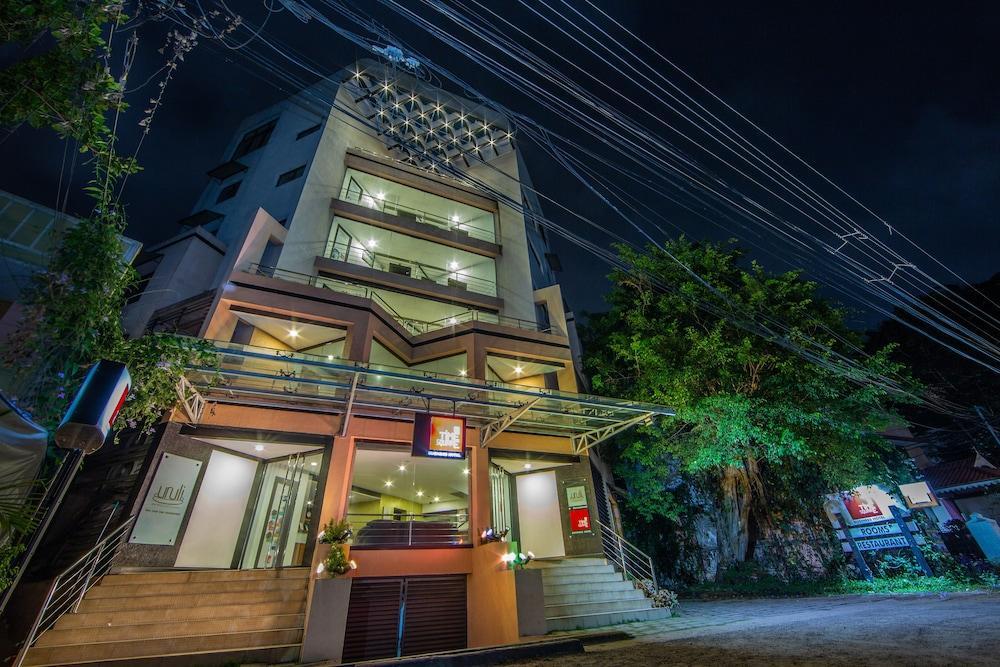 Hotel Treebo Trend Time Square Marine Drive Kochi Esterno foto