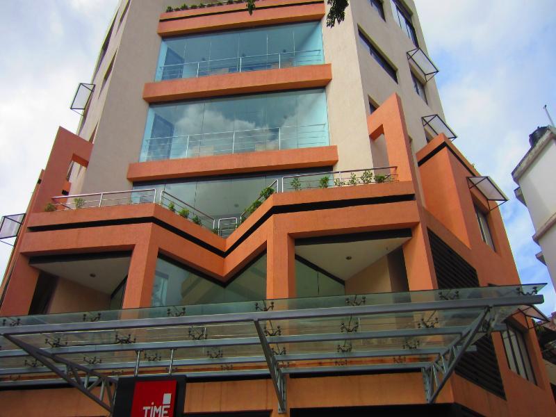 Hotel Treebo Trend Time Square Marine Drive Kochi Esterno foto