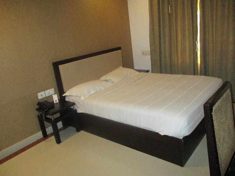 Hotel Treebo Trend Time Square Marine Drive Kochi Esterno foto