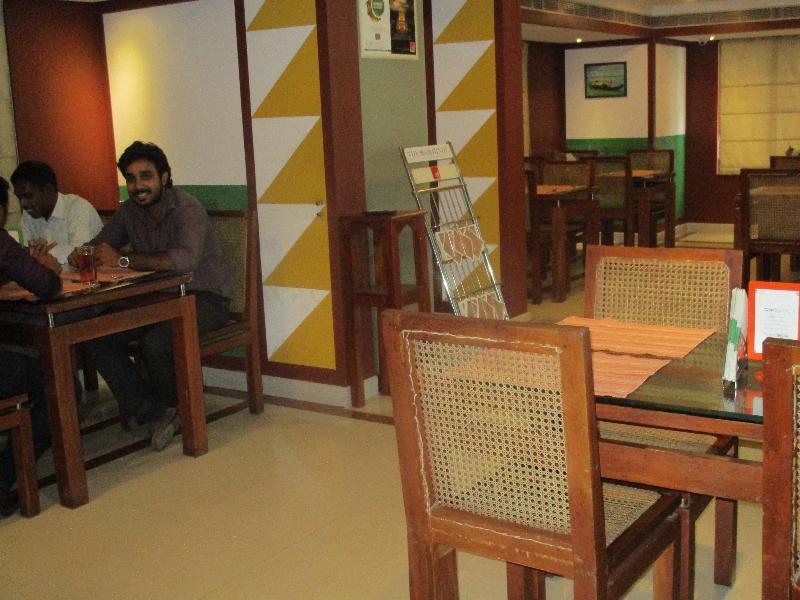 Hotel Treebo Trend Time Square Marine Drive Kochi Esterno foto