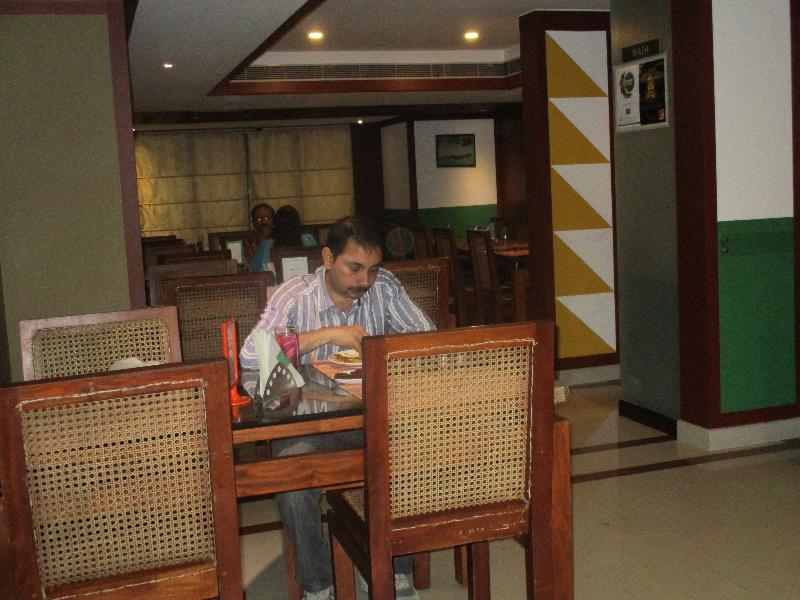 Hotel Treebo Trend Time Square Marine Drive Kochi Esterno foto