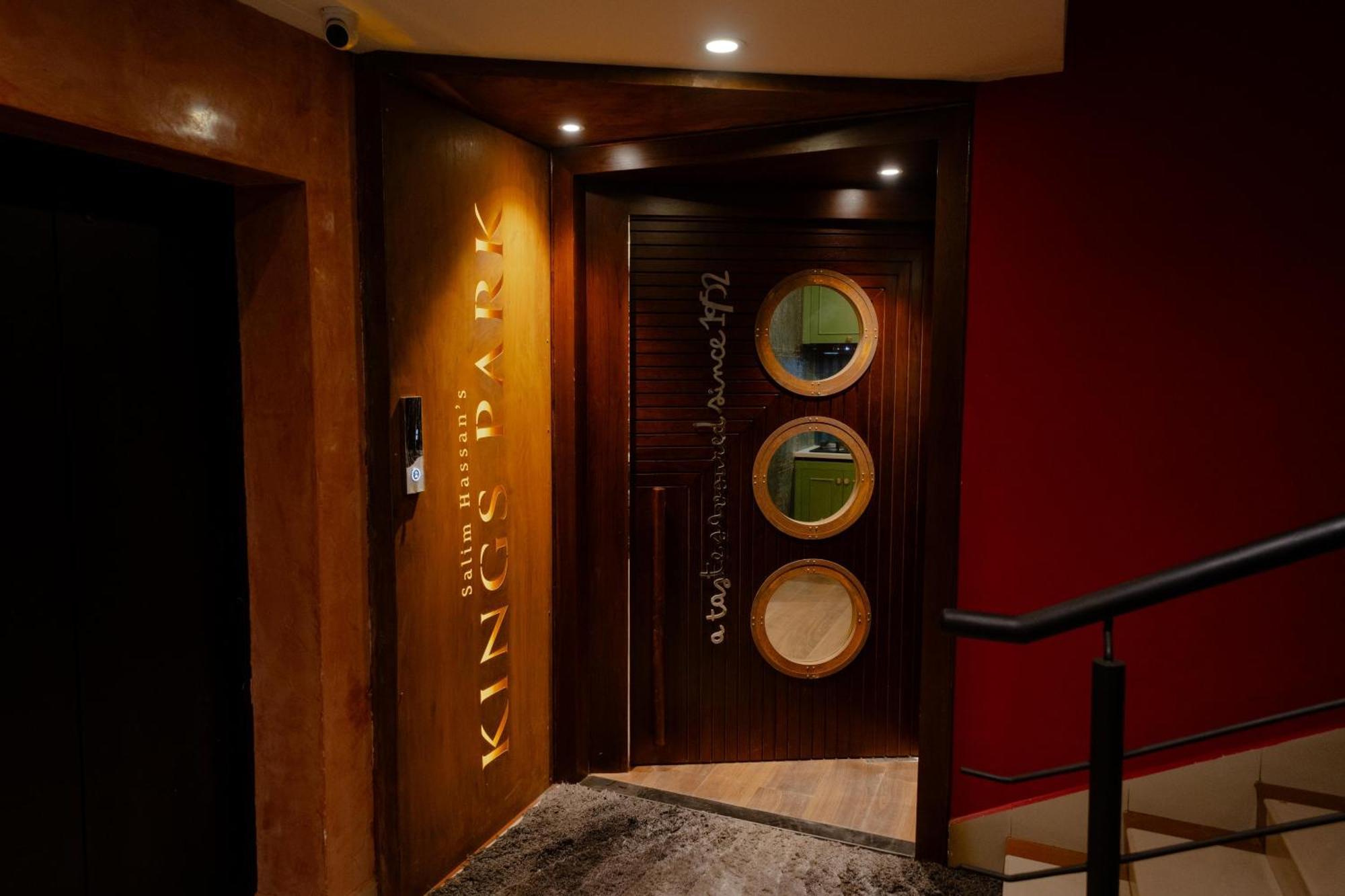 Hotel Treebo Trend Time Square Marine Drive Kochi Esterno foto