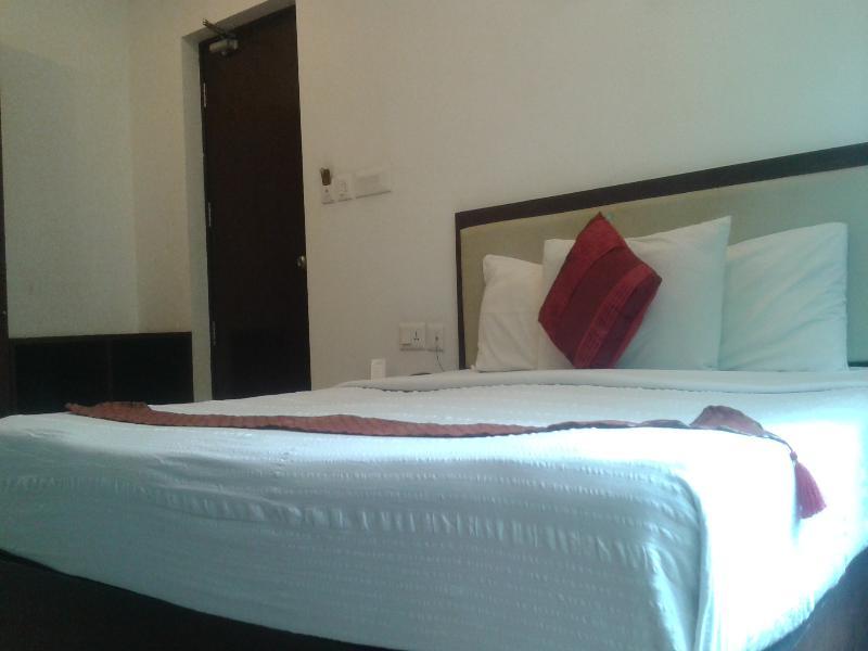 Hotel Treebo Trend Time Square Marine Drive Kochi Esterno foto