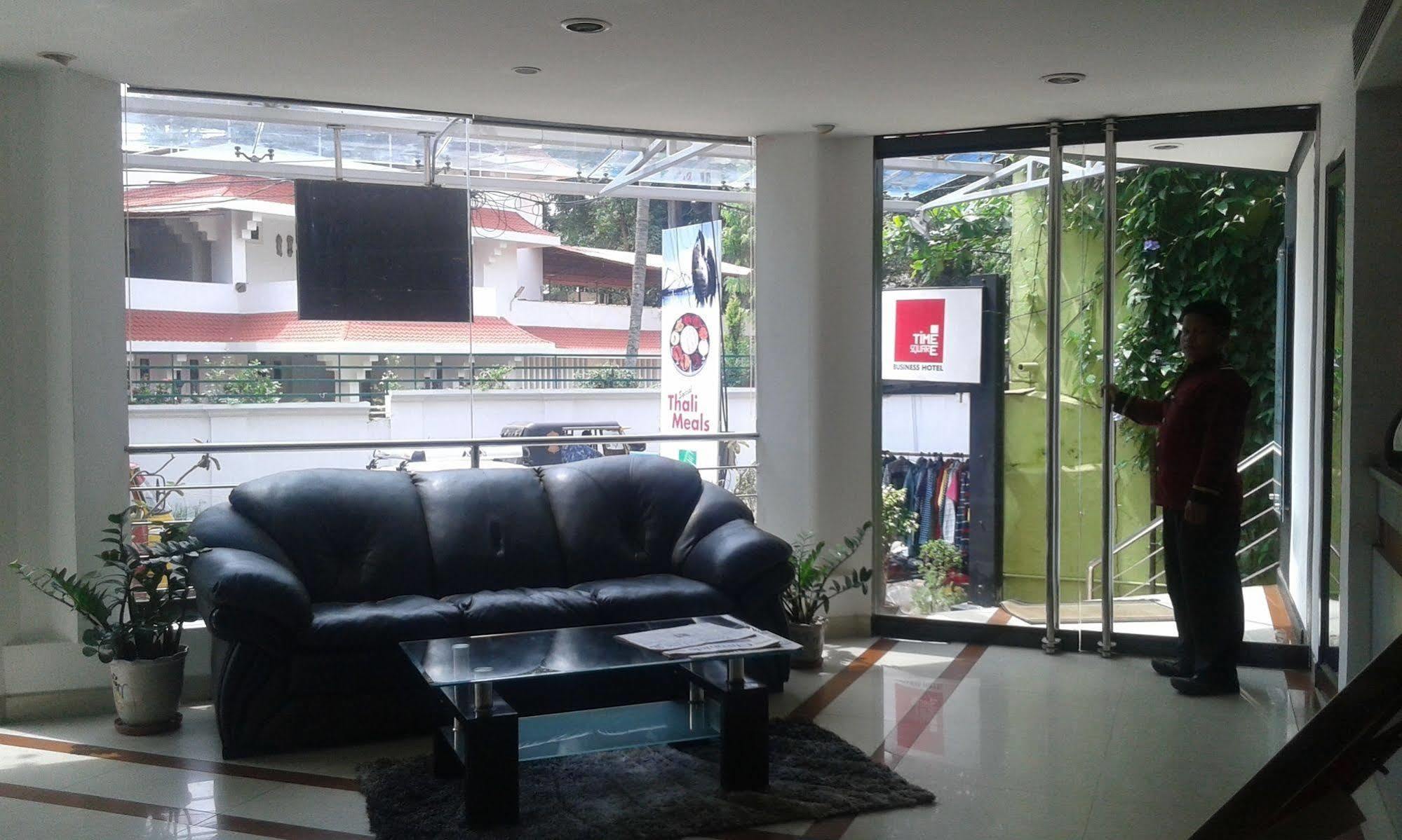 Hotel Treebo Trend Time Square Marine Drive Kochi Esterno foto