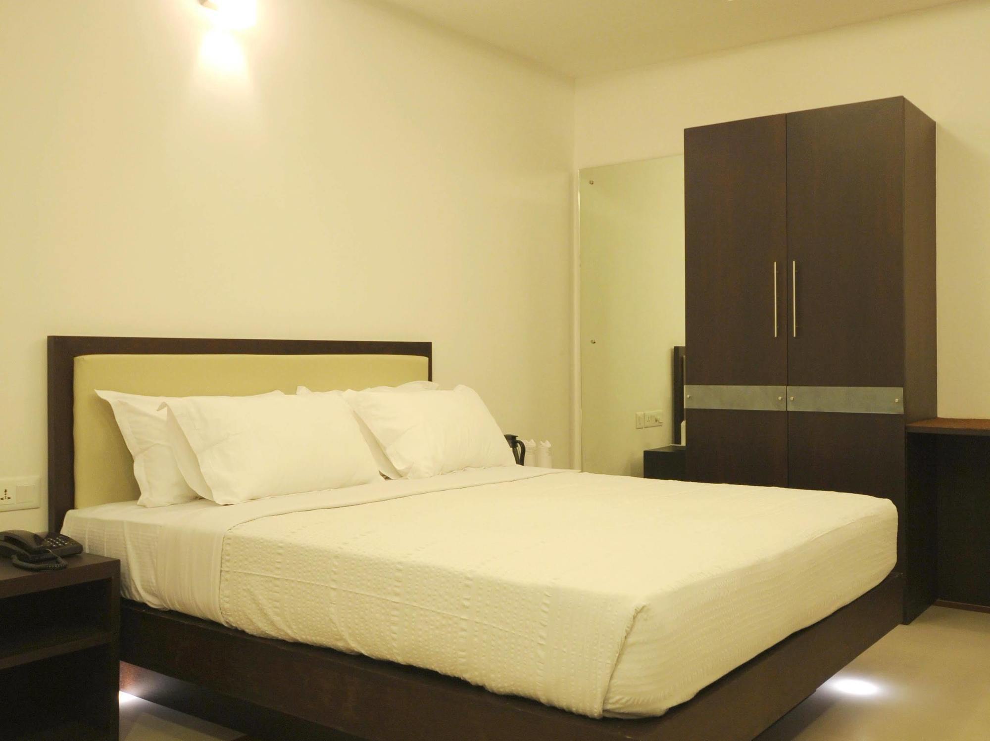 Hotel Treebo Trend Time Square Marine Drive Kochi Esterno foto