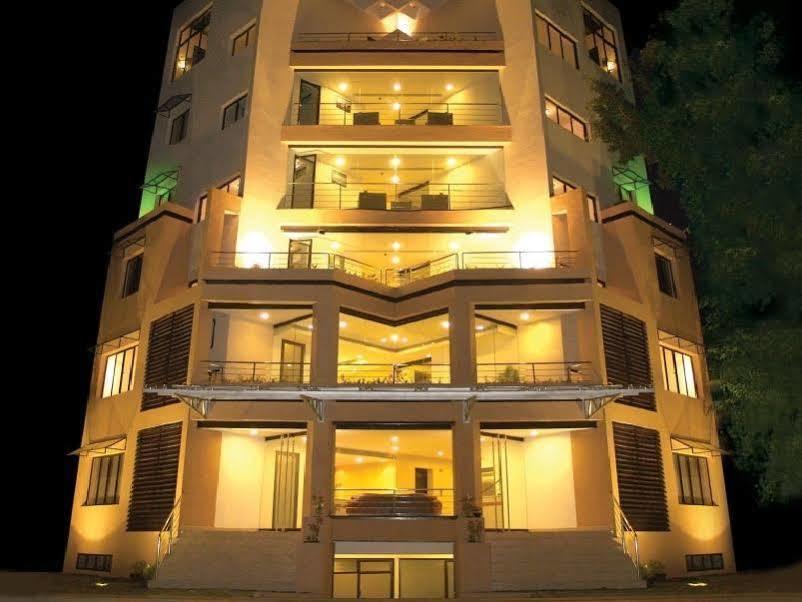 Hotel Treebo Trend Time Square Marine Drive Kochi Esterno foto
